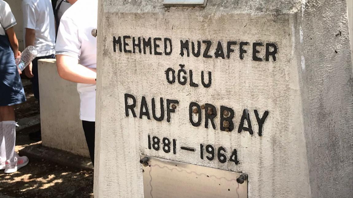Okulumuzun adının verildiği Rauf Orbay ın mezarını ziyaret ettik